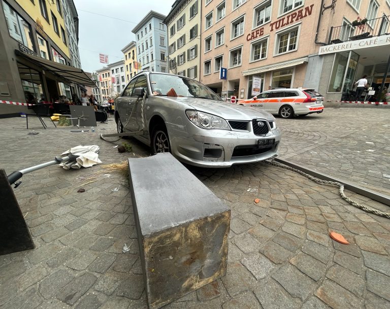 Einsiedeln SZ: Lenkerin (91) baut Unfall in Beiz: 4 Verletzte