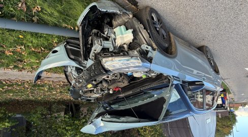 Saignelégier JU: Auto kracht bei Unfall in Kandelaber