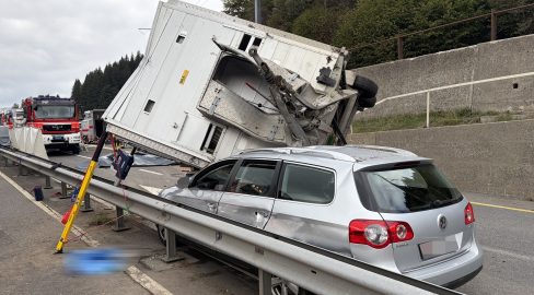 Biberbrugg SZ: Viehanhänger kippt, Frau bei Unfall schwer verletzt
