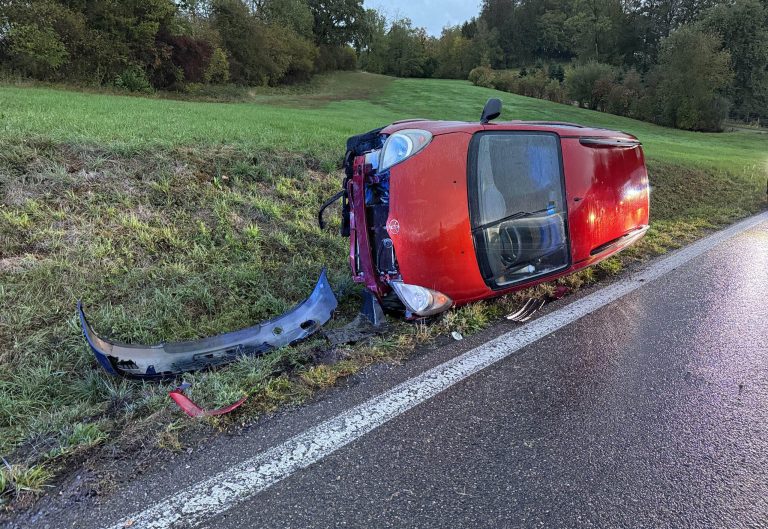 Zufikon AG: Toyota Yaris überschlägt sich bei Unfall