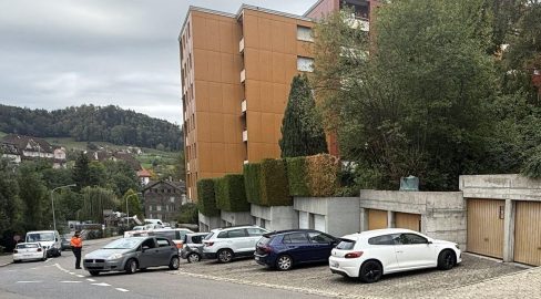 Herisau AR: PW rollt führerlos ab und baut Unfall