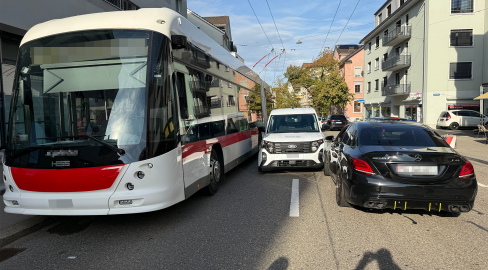 St. Gallen SG: Autos krachen in Bus, 3 Verletzte bei Unfall