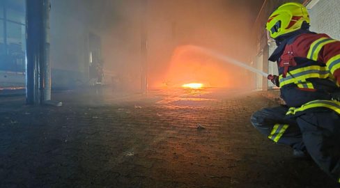 Holzhäusern ZG: Auto fängt Feuer, Totalschaden nach Brand