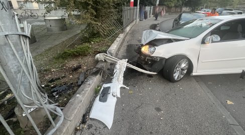 Bern BE: Auto knallt in Eisenzaun, Vollsperrung nach Unfall