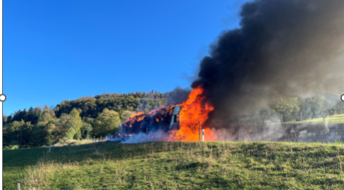 La Baroche JU: Heu-LKW brennt aus, Brand zwingt zu Vollsperrung