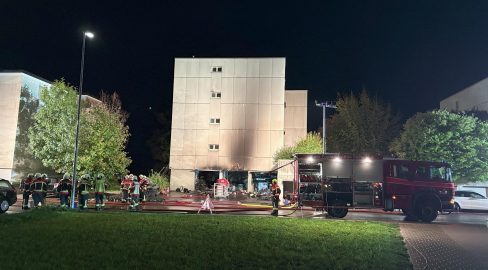 Heerbrugg SG: Brand in Garagenboxen, Haus evakuiert