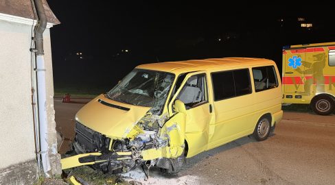 Speicher AR: Auto kracht in Hausecke, Lenker (67) bei Unfall verletzt