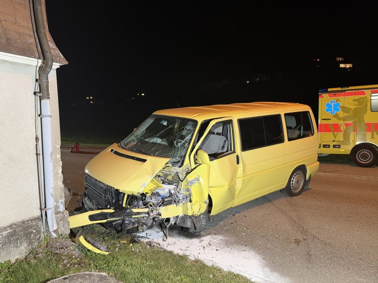 Speicher AR: Auto kracht in Hausecke, Lenker (67) bei Unfall verletzt