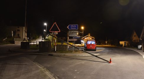 Surava GR: Bahnschranke demoliert: Flucht nach Unfall