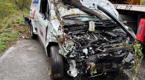 Soubey JU: Auto stürzt 40 Meter ab, Lenker nach Unfall im Spital
