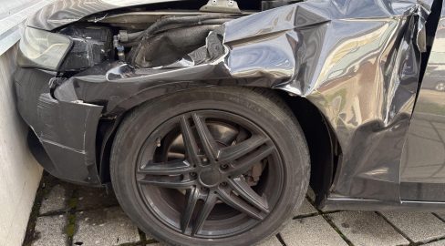 Flawil SG: Fahrunfähiger Lenker flüchtet nach Unfall