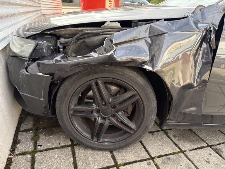 Flawil SG: Fahrunfähiger Lenker flüchtet nach Unfall