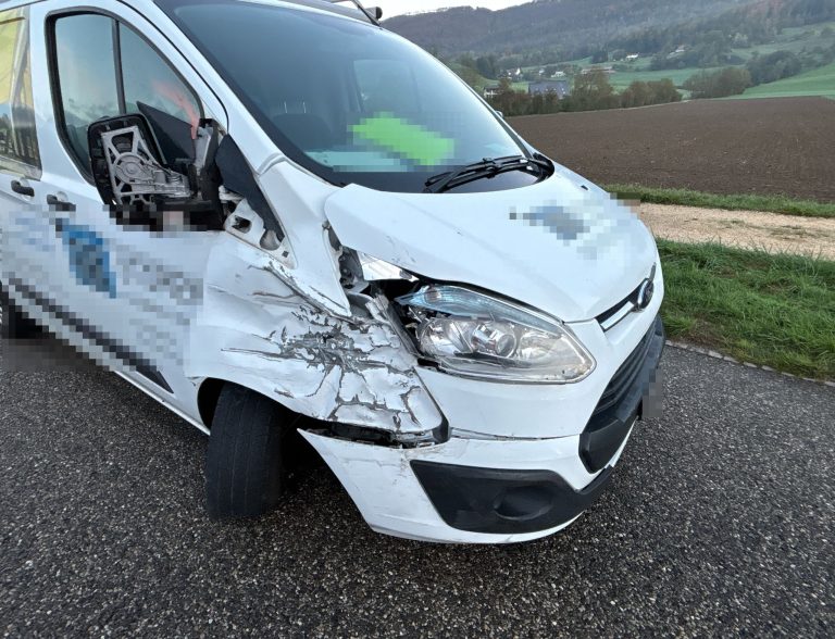 Matzendorf SO: Auto kracht in Lieferwagen, Verletzter nach Unfall