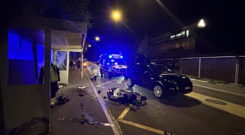 Baden AG: Töff-Lenker (18) kracht nach Unfall in Bushäuschen
