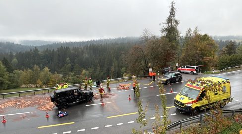 Flims GR: Frau eingeklemmt nach Unfall, Feuerwehr im Einsatz