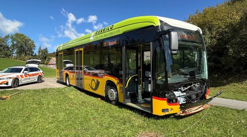 Haslen AI: Postauto rammt Hydrant bei Unfall, Polizei sucht Zeugen