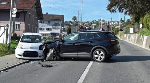 Wolhusen LU: Autos krachen zusammen, zwei Verletzte nach Unfall