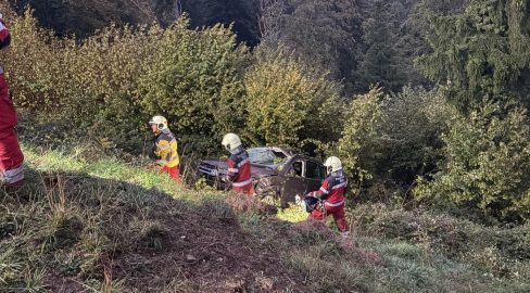 Wald ZH: Senior (75) stürzt Hang hinab, Rega-Rettung nach Unfall