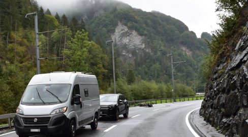 Fideris GR: Töff-Lenker (64) stürzt nach Unfall auf Geleise