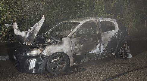 Rickenbach BL: Auto steht in Vollbrand, Polizei sucht Zeugen