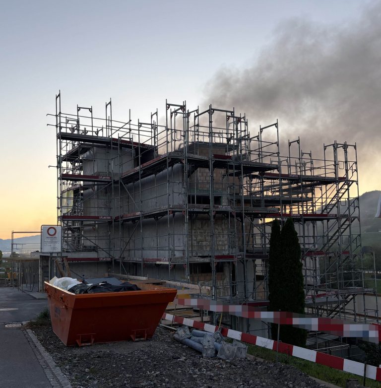 Wilen bei Wollerau SZ: Feuerwehr stoppt Brand auf Baustelle