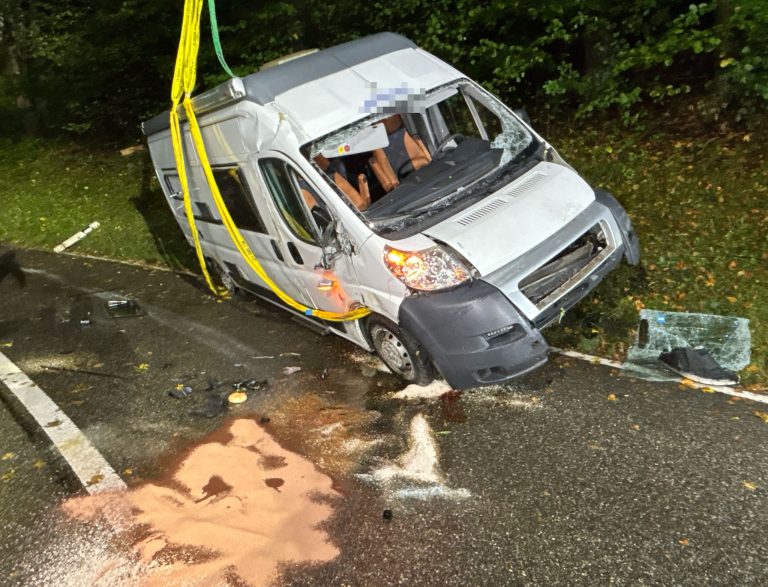 Gänsbrunnen SO: Camper kippt bei Unfall, Lenker schwer verletzt