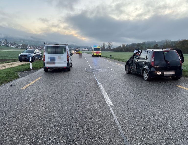 Matzendorf SO: Auto kracht in Lieferwagen, Verletzter nach Unfall