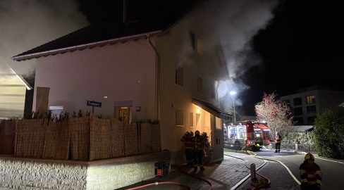 Siebnen SZ: Brand im Wohnhaus, Bewohner retten sich ins Freie