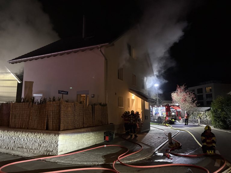 Siebnen SZ: Brand im Wohnhaus, Bewohner retten sich ins Freie
