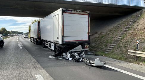 Rupperswil AG: BMW kracht auf N1R in LKW, Spital nach Unfall