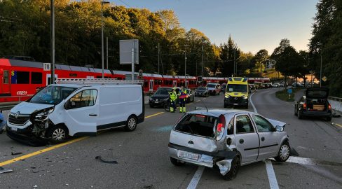 Bern BE: Vier Verletzte nach Unfall, Vollsperrung auf Brücke