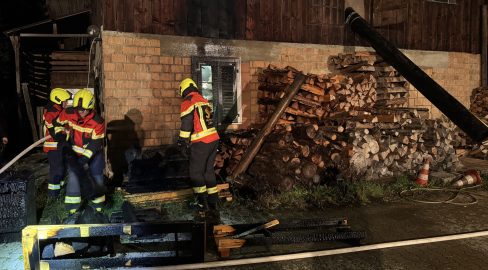 Sattel SZ: Anwohner löschen nächtlichen Brand bei Stall