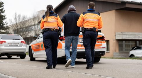 Uzwil SG: Mann prügelt mit Schlagstock auf Helfer (21) ein