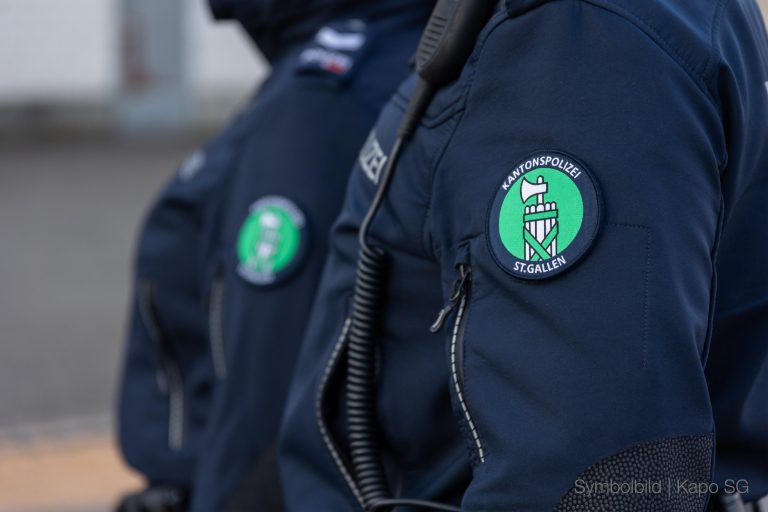 Wil SG: E-Scooter-Duo rast mit 60 km/h davon, Polizist verletzt