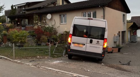 Hefenhofen TG: Lenker (20) nickt ein, Unfall im Vorgarten