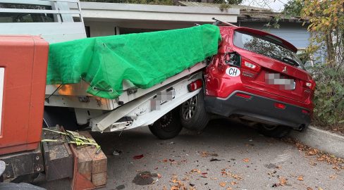 Lenzburg AG: Traktor rammt Autos, Lenker (78) nach Unfall reanimiert