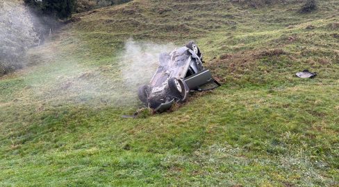 Galgenen SZ: Auto überschlägt sich bei Unfall, Lenker verletzt