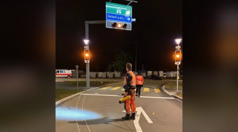 Dietikon ZH: Auto knallt in Kandelaber, Raser-Verdacht nach Unfall