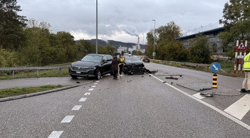 Oftringen AG: Mercedes-Lenkerin (18) baut Unfall, Frau verletzt