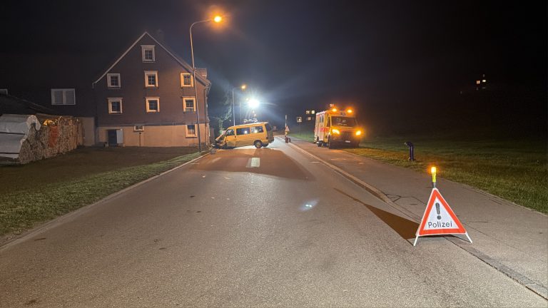 Speicher AR: Auto kracht in Hausecke, Lenker (67) bei Unfall verletzt