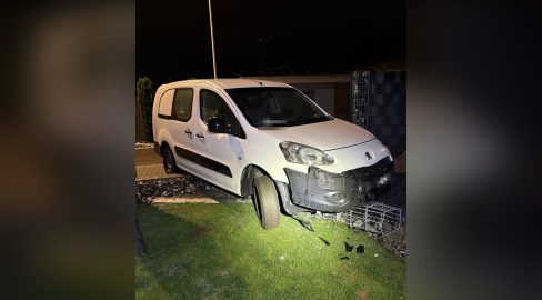Sirnach TG: Lieferwagen kracht in Gartenzaun, Unfall ohne Ausweis