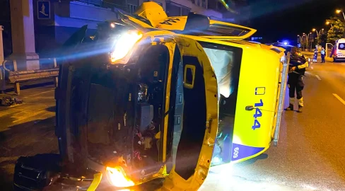 Neuenburg NE: Krankenwagen kippt um, Sanitäterin nach Unfall verletzt
