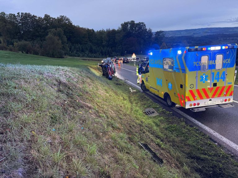 Zufikon AG: Toyota Yaris überschlägt sich bei Unfall