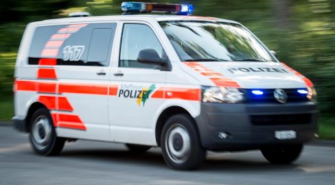 Neuhausen am Rheinfall SH: Täter bedroht und raubt Frau aus