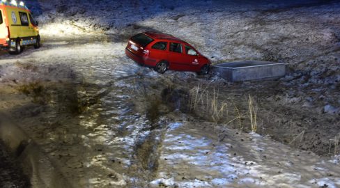 Tschamut GR: PW rutscht auf Eis, drei Verletzte nach Unfall