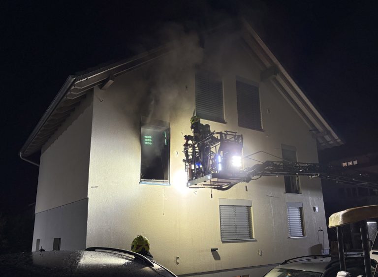 Siebnen SZ: Brand im Wohnhaus, Bewohner retten sich ins Freie