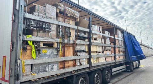 Schaffhausen SH: China-Pakete bringen LKW in Schräglage