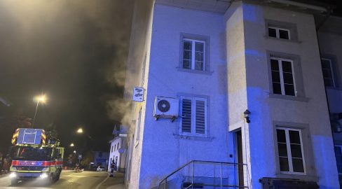 Affoltern am Albis ZH: Brand in Haus, Gebäude einsturzgefährdet