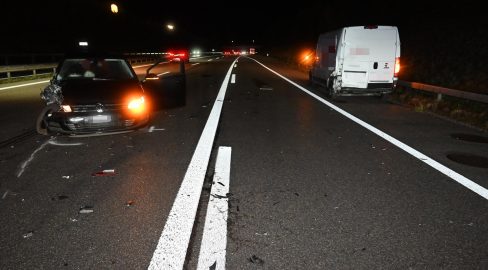 Wil SG: Auto kracht auf A1 in Lieferwagen, 2 Verletzte nach Unfall