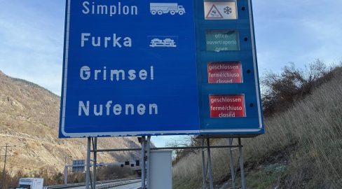 Visp VS: Nächtliche A9-Sperrung wegen Pass-Infotafel
